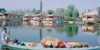 Wangnoo Houseboats