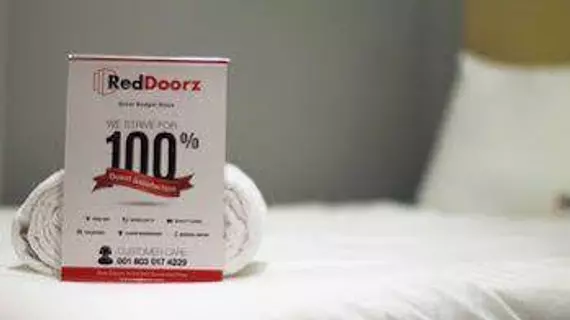 RedDoorz near Balai Kota Surabaya | Doğu Cava - Surabaya