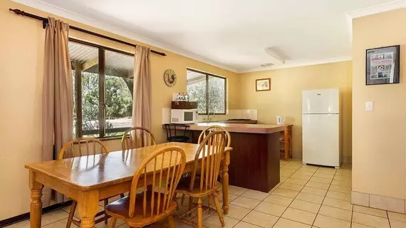 Dunsborough Rail Carriages & Farm Cottages | Batı Avustralya - Quindalup