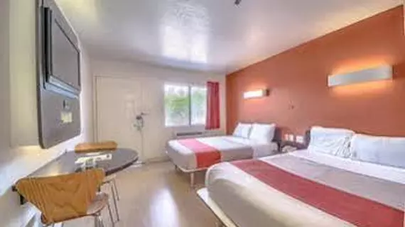 Motel 6 San Antonio - Fiesta | Teksas - San Antonio (ve civarı) - San Antonio