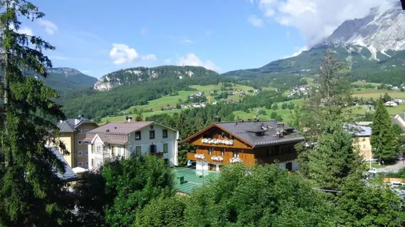 Majoni | Veneto - Belluno (vilayet) - Cortina d'Ampezzo - Cortina d'Ampezzo Tarihi Merkezi