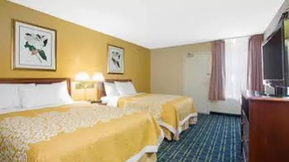 Days Inn and Suites Greenville | Güney Karolayna - Greenville - Spartanburg (ve civarı) - Greenville