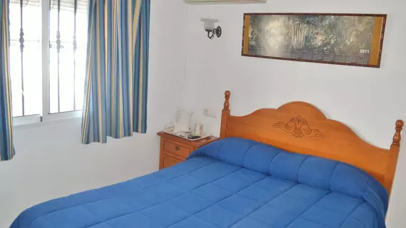 Hostal Dianes | Andalucia - Malaga İli - La Axarquía - Nerja - Nerja Kent Merkezi