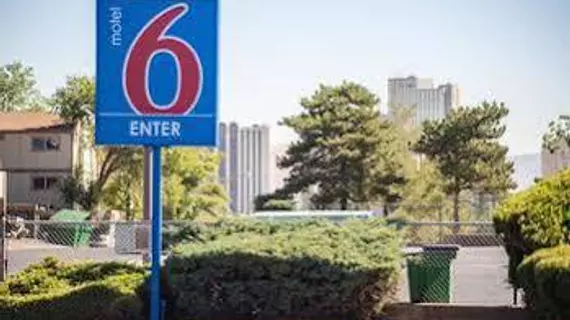 Motel 6 Reno West | Nevada - Pyramid Lake Kızılderili Bölgesi - Reno (ve civarı) - Reno