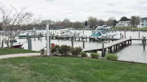 Anchored Inn at Hidden Harbour Marina | Maryland - Deale