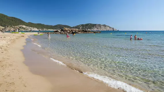 Invisa Hotel Club Cala Blanca | Balearic Adaları - İbiza Adası - Santa Eulalia del Rio - Es Figueral Beach