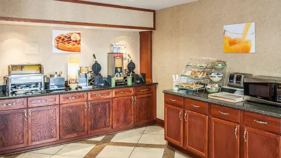 Quality Inn Castleton | Indiana - Indianapolis (ve civarı) - Indianapolis