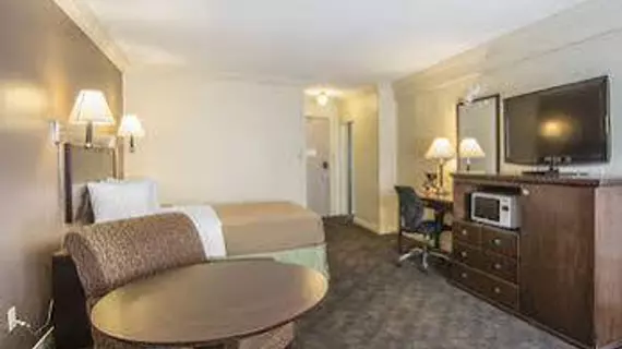 QUALITY INN & SUITES | Alberta - High Level