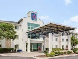 Motel 6 - Toronto - Brampton | Ontario - Toronto (ve civarı) - Brampton - Steeles Sanayi Bölgesi