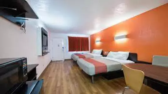 Motel 6 San Antonio - Fiesta Trails | Teksas - San Antonio (ve civarı) - San Antonio