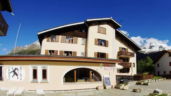 Guesthouse + Aparthotel Chesa Silva | Maloja District - Graubuenden - Silvaplana