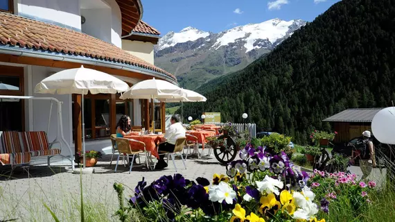 Hotel Alpenjuwel | Trentino-Alto Adige - Güney Tirol (il) - Curon Venosta