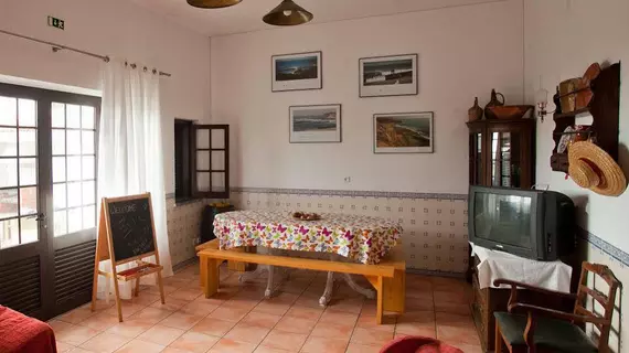 Ericeira Chill Hill Hostel & Private Rooms - Peach Garden | Lizbon Bölgesi - Mafra - Ericeira