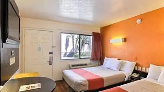 Motel 6 Santa Barbara-State | Kaliforniya - Santa Barbara (ve civarı) - Santa Barbara