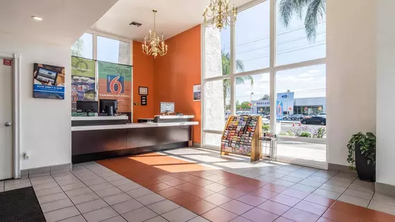 Motel 6 Redlands | Kaliforniya - San Bernardino County - San Bernardino (ve civarı) - Redlands