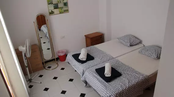 Easy Nerja Hostel | Andalucia - Malaga İli - La Axarquía - Nerja - Nerja Kent Merkezi