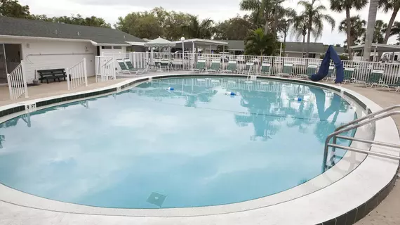 Groves RV Resort | Florida - Fort Myers (ve civarı) - Fort Myers