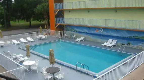 Lake Cecile Inn and Suites | Florida