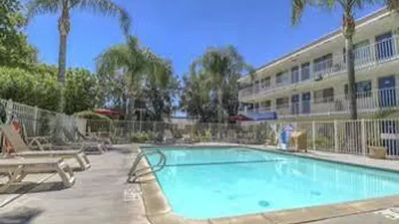 Motel 6 San Bernardino North | Kaliforniya - San Bernardino County - San Bernardino (ve civarı) - San Bernardino