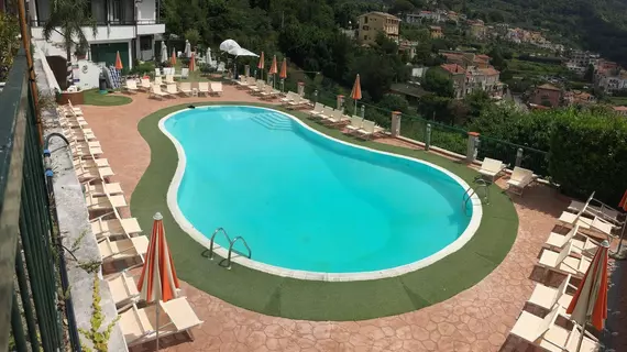 Hotel Pineta Ristorante Castello | Campania - Salerno (il) - Salerno (ve civarı) - Cava de Tirreni