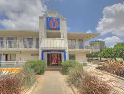 Motel 6 San Antonio - Fiesta | Teksas - San Antonio (ve civarı) - San Antonio