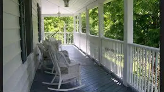 Locust Tree Bed and Breakfast | Connecticut - Torrington (ve civarı) - Canaan