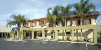 Howard Johnson Inn & Suites Reseda