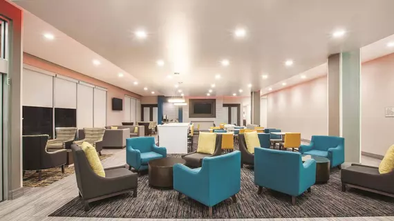 La Quinta Inn and Suites Tulsa Broken Arrow | Oklahoma - Tulsa (ve civarı) - Broken Arrow