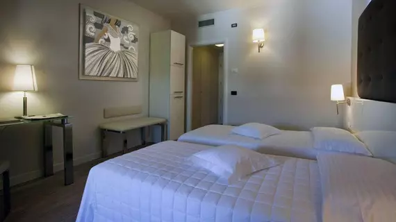 Hotel Desenzano | Lombardy - Brescia (il) - Desenzano del Garda