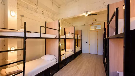 Warm White Hostel | Bangkok - Talat Yot