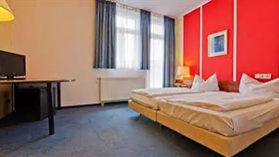 Hotel Merit | Baden-Wuerttemberg - Rems-Murr-Kreis - Stuttgart (ve civarı) - Stuttgart - Rathaus