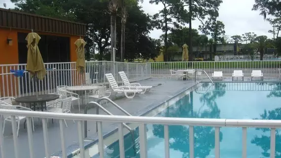 Lake Cecile Inn and Suites | Florida