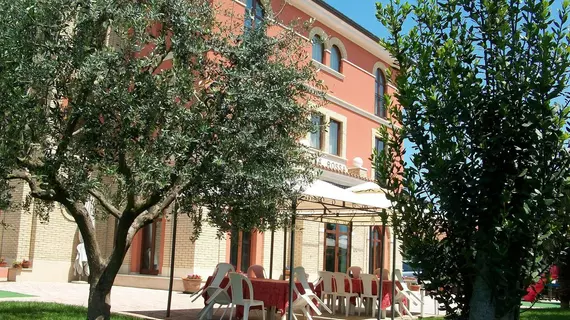 Hotel Ristorante Casa Rossa | Abruzzo - Teramo (il) - Alba Adriatica