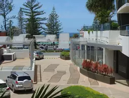 Ambience on Burleigh Beach