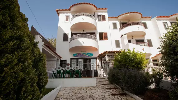 Ericeira Chill Hill Hostel & Private Rooms - Peach Garden | Lizbon Bölgesi - Mafra - Ericeira