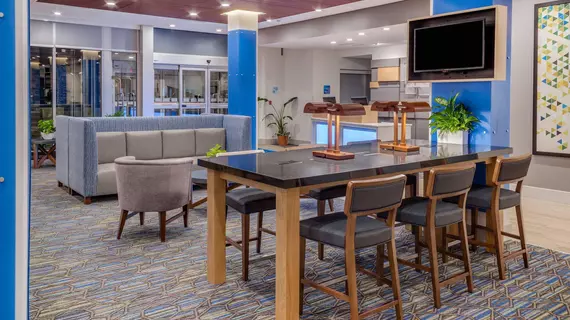 Holiday Inn Express and Suites Rice Lake | Wisconsin - Rice Lake (ve civarı) - Rice Lake