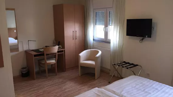 Pension im Wirtshaus Himberg | Kuzey Ren-Westfalia - Bonn (ve civarı) - Bad Honnef