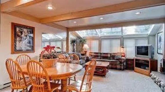 International Village in Warm Springs by Alpine Lodging | Idaho - Sun Valley (ve civarı) - Ketchum