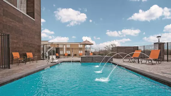 La Quinta Inn and Suites Dallas Grand Prairie North | Teksas - Dallas (ve civarı) - Grand Prairie