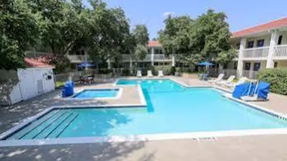 Motel 6 Dallas - Addison | Teksas - Dallas (ve civarı) - Dallas - Addison - Galleria