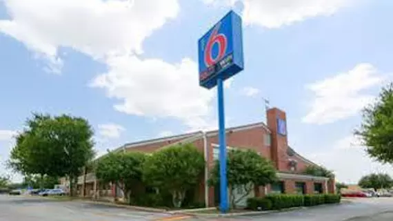 Motel 6 Dallas - Plano Northeast | Teksas - Dallas (ve civarı) - Plano