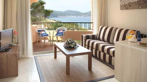 Invisa Hotel Club Cala Blanca | Balearic Adaları - İbiza Adası - Santa Eulalia del Rio - Es Figueral Beach