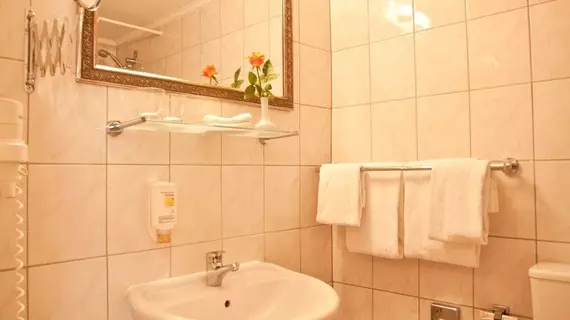 Kult Auberge | Berlin (ve civarı) - Tempelhof-Schoeneberg - Diplomatic Quarter - Batı Berlin Merkezi