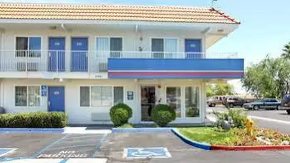 Motel 6 Lancaster | Kaliforniya - Los Angeles County - Lancaster (ve civarı)