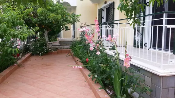 Elenas Garden | İyon Adaları - Korfu - Lefkimmi