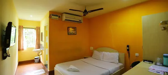 Season 4 Guest House | Tamil Nadu - Tiruvallur - Chennai (ve civarı) - Chennai - Anna Salai (Mounts Caddesi) - Mylapore Tiruvallikk