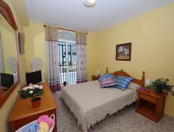 Hostal Azahara | Andalucia - Malaga İli - La Axarquía - Nerja