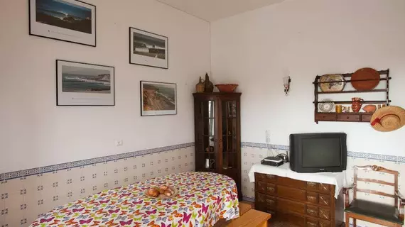 Ericeira Chill Hill Hostel & Private Rooms - Peach Garden | Lizbon Bölgesi - Mafra - Ericeira