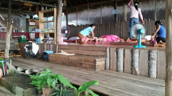 Jackie Bamboo House Hostel | Krabi İli - Ko Lanta