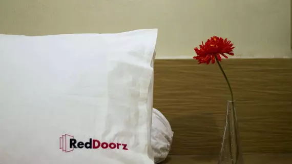 RedDoorz @ Dukuh Kupang | Doğu Cava - Surabaya